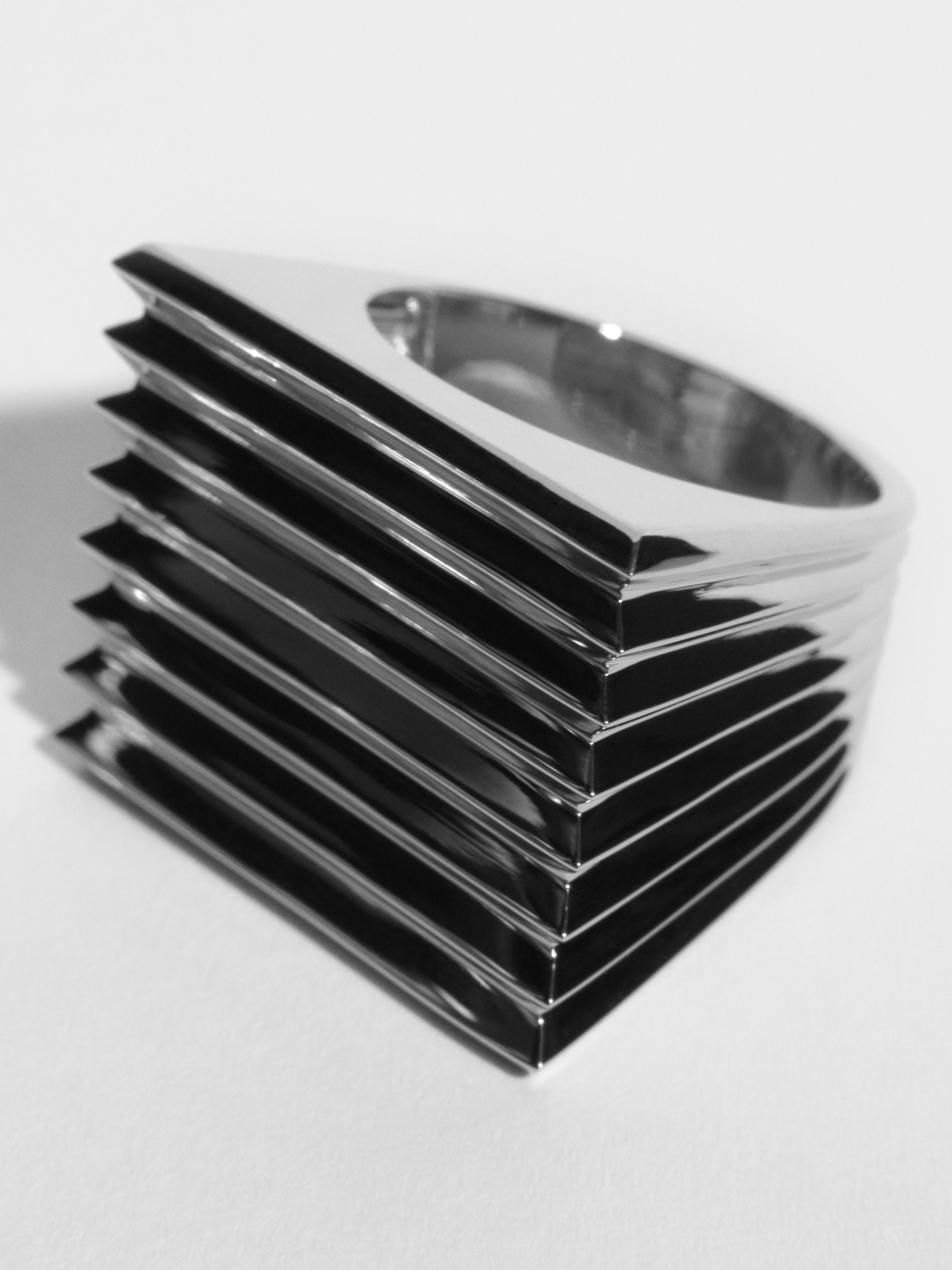 
        Sculpted Sterling Silver Disc Ring 0.00