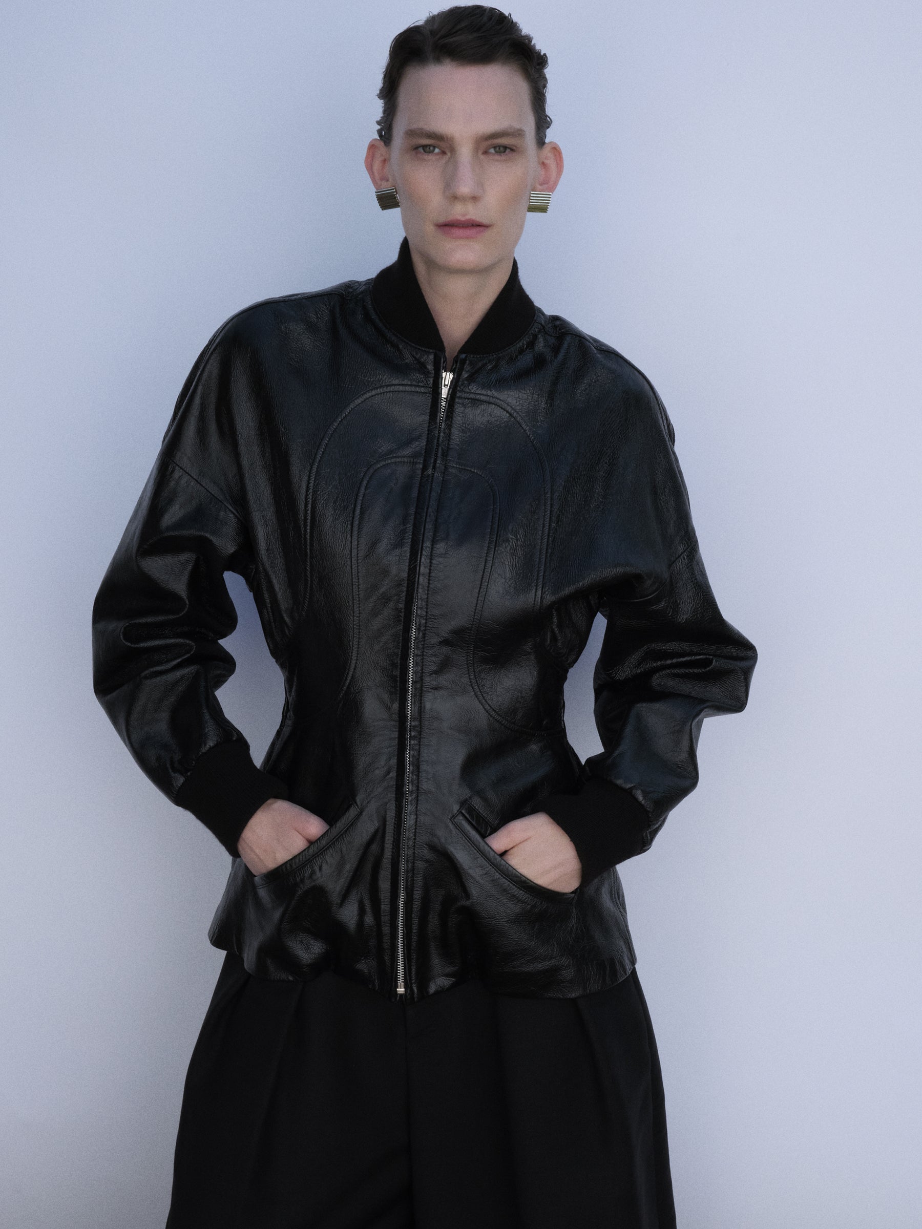 Sculpted Gold Disc Earring 0.00