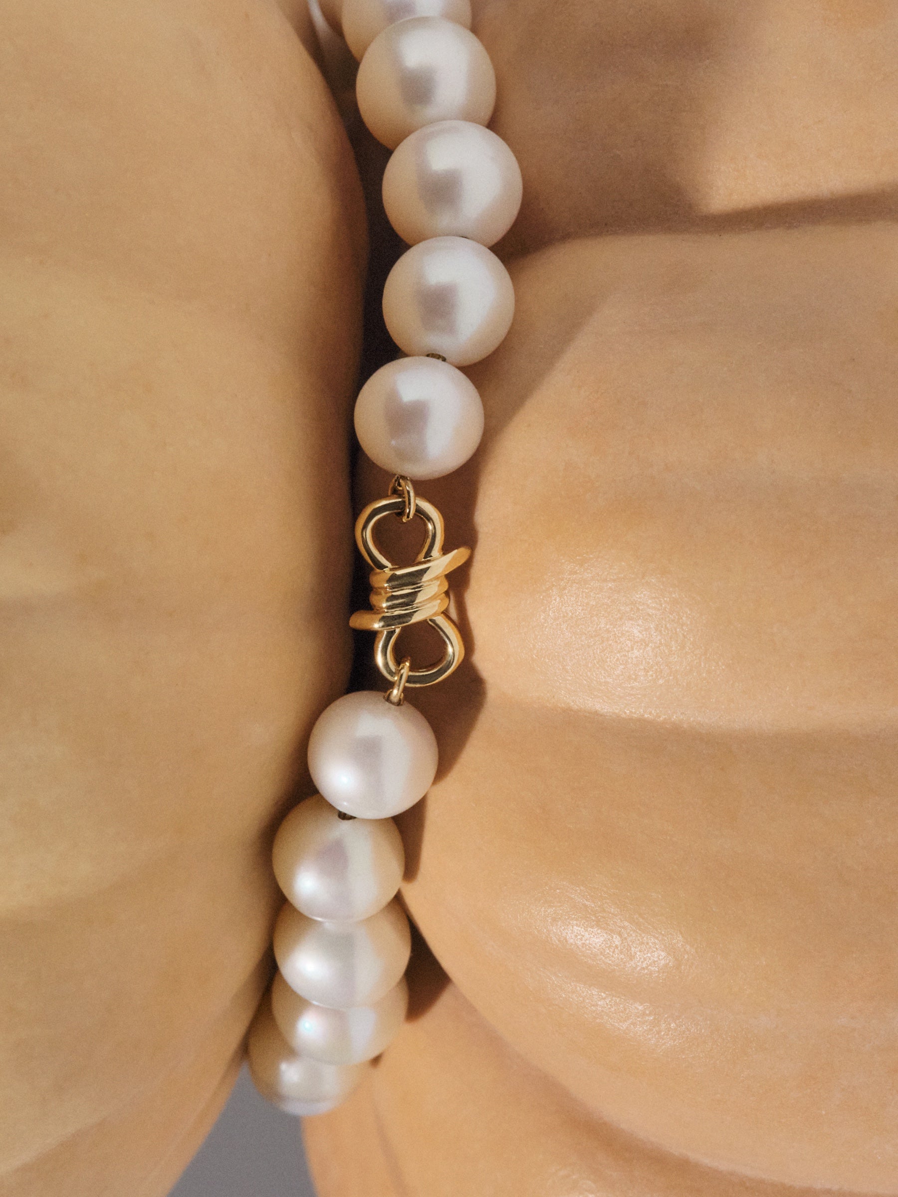 
        Barbed Wire Pearl Necklace 0.00