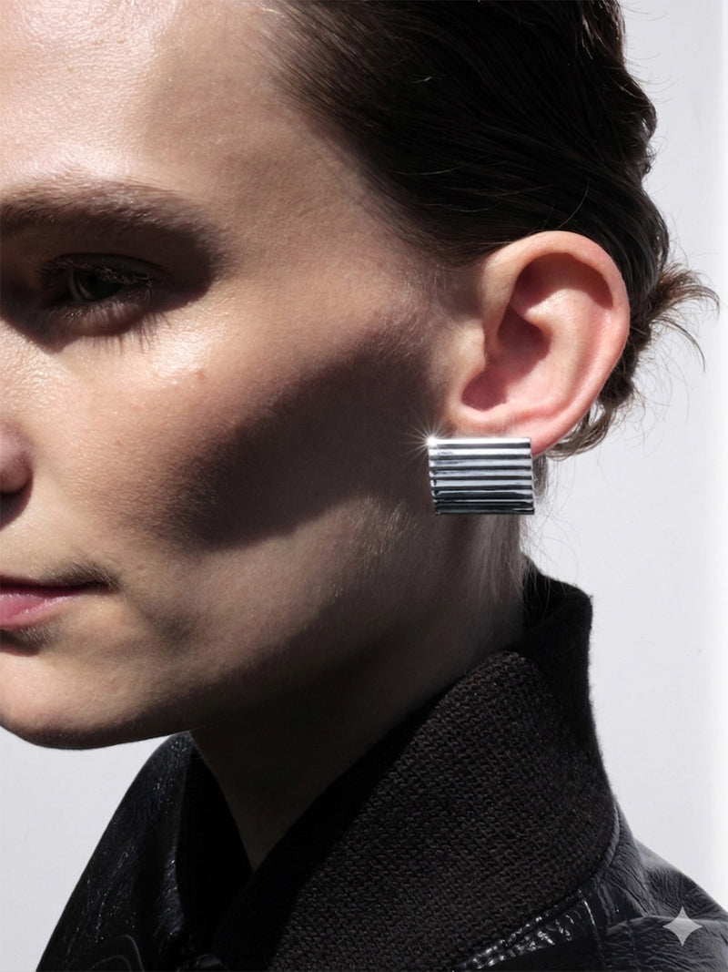 Sculpted Sterling Silver Disc Earring 0.00